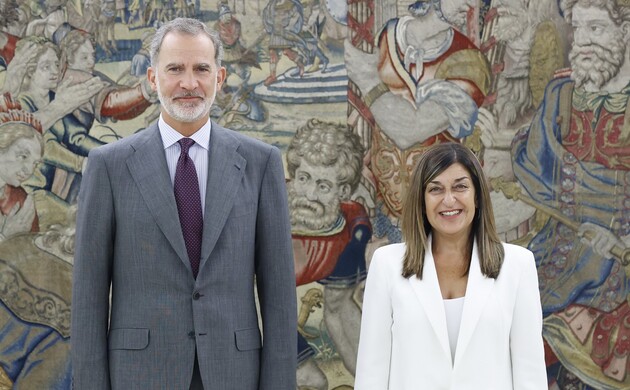 Su Majestad el Rey junto a la presidenta de la Comunidad Autónoma de Cantabria, María José Sáenz de Buruaga Gómez, tras su reciente nombramiento