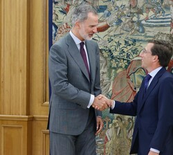 El Rey recibe el saludo del al alcalde de Madrid, José Luis Martínez-Almeida Navasqüés