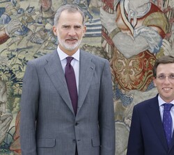 Su Majestad el Rey junto al alcalde de Madrid, José Luis Martínez-Almeida Navasqüés, tras su reciente nombramiento