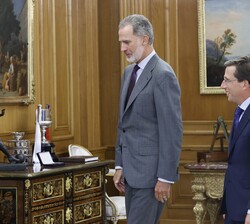 El Rey y el alcalde de Madrid se dirigen al despacho de Don Felipe