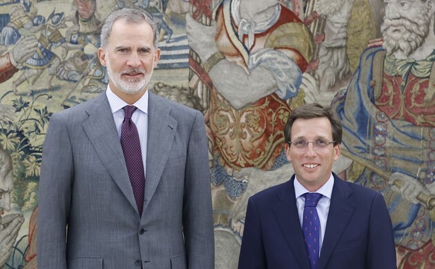Su Majestad el Rey junto al alcalde de Madrid, José Luis Martínez-Almeida Navasqüés, tras su reciente nombramiento