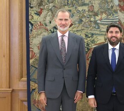 Su Majestad el Rey junto al presidente de la de la Región de Murcia, Fernando López Miras