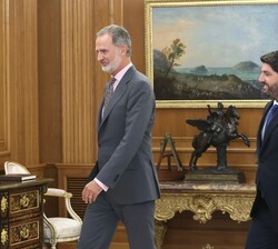 Don Felipe y el presidente de la de la Región de Murcia se dirigen al despacho del Rey