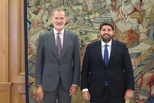 Su Majestad el Rey junto al presidente de la de la Región de Murcia, Fernando López Miras