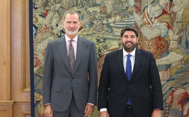 Su Majestad el Rey junto al presidente de la de la Región de Murcia, Fernando López Miras