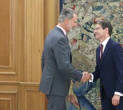 El Rey recibe el saludo del presidente de la Comunidad Autónoma de La Rioja, Gonzalo Capellán de Miguel