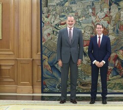 Su Majestad el Rey junto al presidente de la Comunidad Autónoma de La Rioja, Gonzalo Capellán de Miguel
