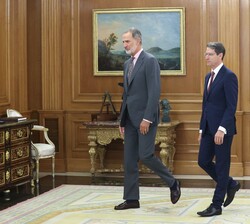 Don Felipe y el presidente de la Comunidad Autónoma de La Rioja se dirigen al despacho del Rey
