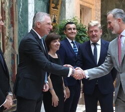 Don Felipe recibe el saludo del Comité Ejecutivo de SEAT