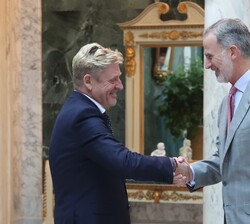 Su Majestad el Rey recibe el saludo del presidente del Comité Ejecutivo de SEAT, Wayne Griffiths
