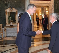 Sus Majestades los Reyes durante el saludo a presidente de Real Federación Española de Natación, Fernando Carpena