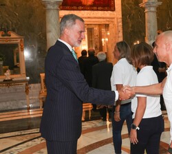 Sus Majestades los Reyes durante el saludo a los participantes en la audiencia
