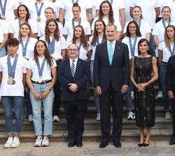 Sus Majestades los Reyes con las autoridades y los participantes en la audiencia