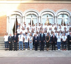 Sus Majestades los Reyes con las autoridades y los participantes en la audiencia