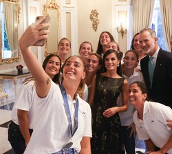 Sus Majestades los Reyes con los participantes en la audiencia