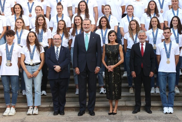 Sus Majestades los Reyes con las autoridades y los participantes en la audiencia