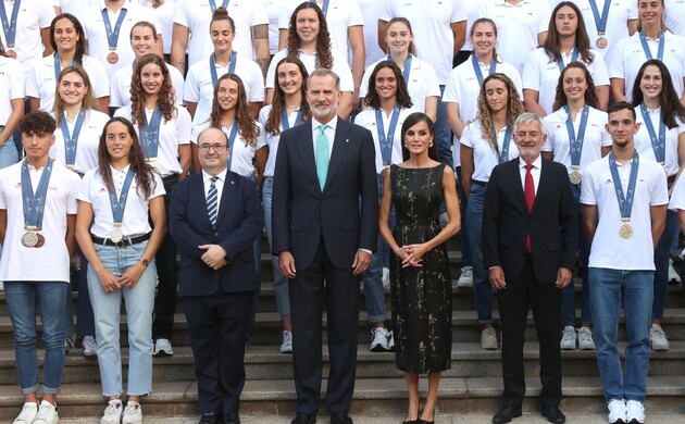 Sus Majestades los Reyes con las autoridades y los participantes en la audiencia
