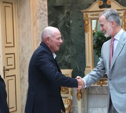 Su Majestad el Rey recibe el saludo del CEO de Emirates Team New Zealand (ETNZ) y de America’s Cup Event (ACE) Barcelona, Grant Dalton