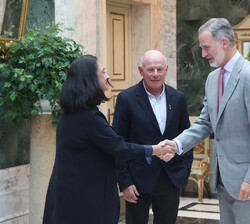 Su Majestad el Rey recibe el saludo de la vicepresidenta de ACE Barcelona, Aurora Catà