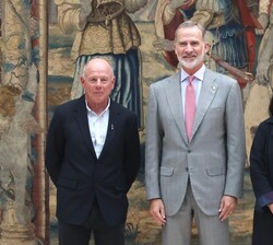El Rey junto a Grant Dalton, CEO de Emirates Team New Zealand (ETNZ) y de America’s Cup Event (ACE) Barcelona, y a Aurora Catà, vicepresidenta d