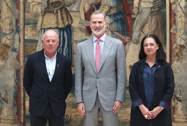El Rey junto a Grant Dalton, CEO de Emirates Team New Zealand (ETNZ) y de America’s Cup Event (ACE) Barcelona, y a Aurora Catà, vicepresidenta d