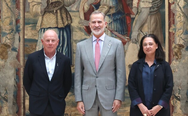 El Rey junto a Grant Dalton, CEO de Emirates Team New Zealand (ETNZ) y de America’s Cup Event (ACE) Barcelona, y a Aurora Catà, vicepresidenta de ACE 