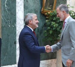 Su Majestad el Rey recibe el saludo del alcalde de Barcelona, Jaume Collboni Cuadrado