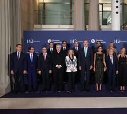 Sus Majestades los Reyes junto a las autoridades asistentes al evento