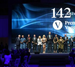 Los Reyes junto a los premiados y las personas que han recogido las menciones especiales de Josep Piqué y Juan Antonio Samaranch