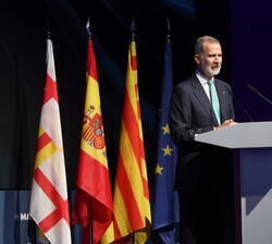 Su Majestad el Rey dirige unas palabras a los asistentes a la primera edición de los “Premios La Vanguardia”