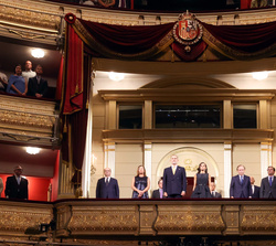 Sus Majestades los Reyes en el Palco Real acompañados por las autoridades y personalidades