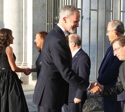A su llegada, Sus Majestades los Reyes reciben el saludo de las autoridades