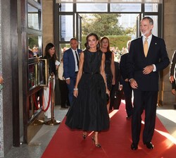 Sus Majestades los Reyes a su entrada al Teatro Real