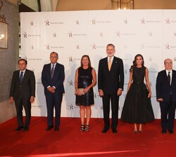 Don Felipe y Doña Letizia junto a las autoridades que les recibieron a su llegada