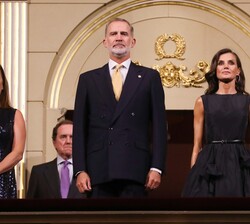 Sus Majestades los Reyes en el Palco Real durante la interpretación del Himno Nacional