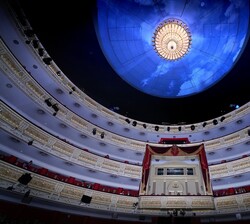 Vista de la videoexposición "Cielo" sobre el techo del Teatro Real