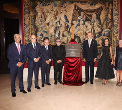Sus Majestades los Reyes, las personalidades y autoridades junto a la placa conmemorativa de la inauguración