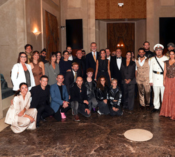 Fotografía de grupo de Sus Majestades los Reyes con el equipo artístico y reparto de la obra