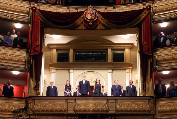 Sus Majestades los Reyes en el Palco Real acompañados por las autoridades y personalidades