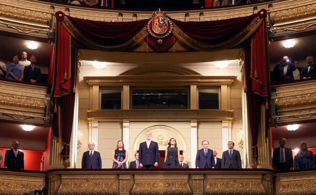 Sus Majestades los Reyes en el Palco Real acompañados por las autoridades y personalidades