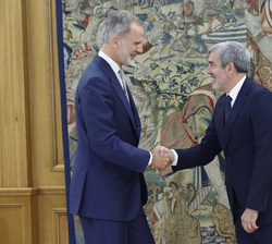 Su Majestad el Rey recibe el saludo del Presidente de Canarias, Fernando Clavijo Batlle