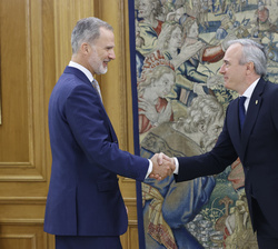 Su Majestad el Rey recibe el saludo del Presidente de Aragón, Jorge Azcón Navarro 