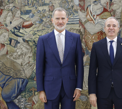 Su Majestad el Rey junto al Presidente de Aragón, Jorge Azcón Navarro 