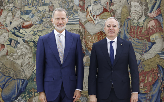 Su Majestad el Rey junto al Presidente de Aragón, Jorge Azcón Navarro 