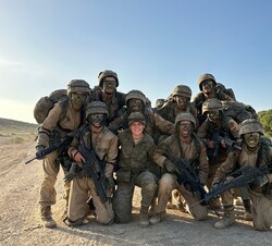 Su Alteza Real la Princesa de Asturias con sus compañeros en un momento de la instrucción militar 