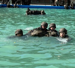 La Princesa de Asturias junto a sus compañeros en un momento de un ejercicio de la instrucción militar 