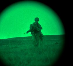 Momento de uno de los ejercicios que realizan los cadetes durante la instrucción militar 