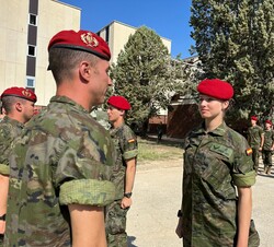 La Princesa de Asturias tras recibir la boina “Grancé” tras superar la primera fase de adaptación en la Academia General Militar