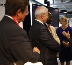 Doña Letizia conversa con los participantes en los paneles