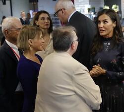 Doña Letizia con los asistentes